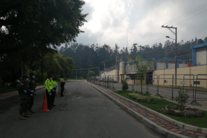 A diario, militares y policías mantienen vigilado el Centro de Rehabilitación de Loja para evitar desmanes.