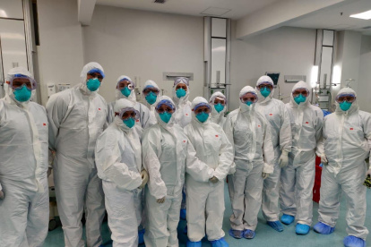 Médicos del Hospital General del Guasmo recibieron los trajes de protección donados por la República Popular China.