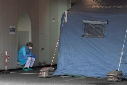 Un médico en la zona de pretriaje, para todos los pacientes, durante una visita guiada a la nueva sala destinada alCovid-19 del hospital Tor Vergata en Roma, Italia.