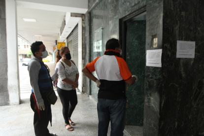 Issfa. En orden, los jubilados de las Fuerzas Armadas retiran remedios.