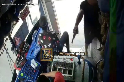 El antisocial dispara al conductor en el estómago.