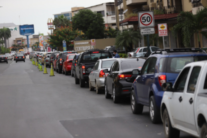 La fila de carros para el auto servicio para hacerse la prueba del coronavirus.