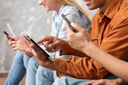 Las relaciones sociales se pueden mantener activas por medio de la tecnología.