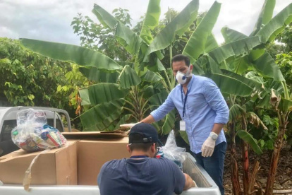 A través de imágenes se observó en los últimos días a Nilton recorrer la provincia entregando raciones alimenticias a personas de los grupos de atención prioritaria.