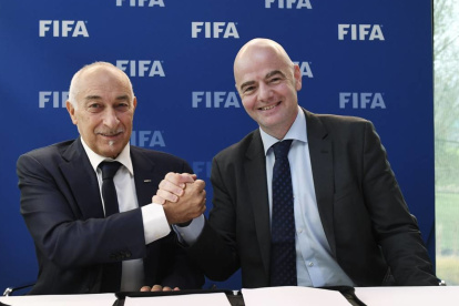 Philippe Piat (i) es el presidente de la Federación Internacional de Futbolistas Profesionales (FIFPRO).