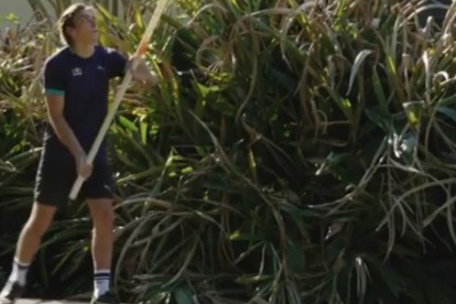 El saltador de garrocha improvisó en el patio de su casa una pista de entrenamiento
