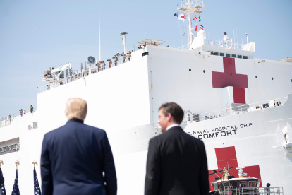 US Defense Secretary Mark Esper (R) and US President Donald Trump watch as the hospital ship USNS Comfort departs Naval Base Norfolk on March 28, 2020, in Norfolk, Virginia. The Comfort sails to New York City to aid in the coronavirus outbreak. / AFP / JIM WATSON

 US-HEALTH-VIRUS-NAVY-HOSPITAL-TRUMP