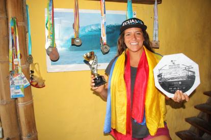 Mimi Barona, surfista ecuatoriana, no ha podido entrenar en la playa por la cuarentena.