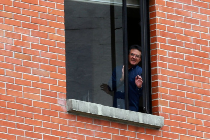 Mauricio Coronel, desde la ventana de su casa, donde guarda aislamiento junto a su familia tras confirmar el primer caso de coronavirus en Quito.