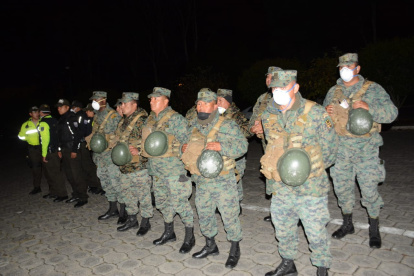 En el país existen alrededor de 42.000 militares. Los uniformados efectúan controles por el toque de queda en apoyo a la Policía.