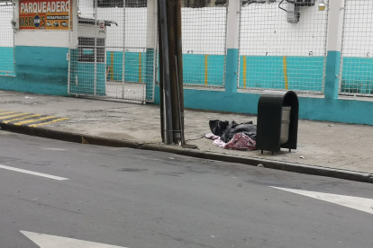 La Policía esperaba el levantamiento del cadáver.