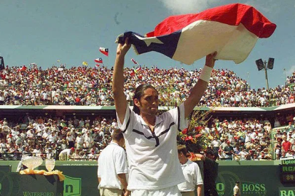 El tenista chileno ondea la bandera chilena en 1998, tras vencer a Agassi y coronarse campeón del Open de Miami, título que le dio el puntaje necesario para escalar al # 1 del mundo.