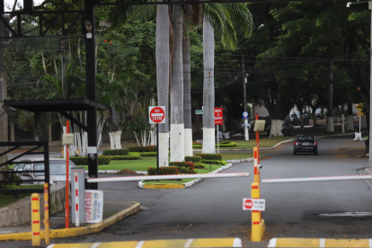 La falta de pequeñas unidades de negocios en las urbanizaciones cerradas obliga a los residentes a acudir a centros de alta congregación.