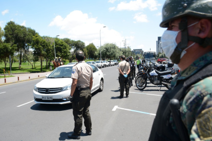 Militares y policías efectúan los controles por las medidas dispuestas por el gobierno para contener el coronavirus