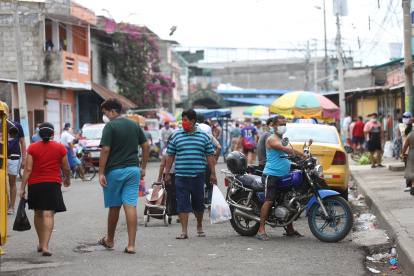A la hora de salir a comprar la comida la medidas de bioseguridad se llevan a medias.