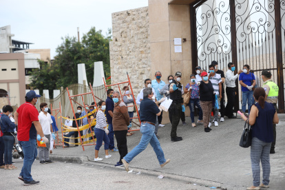Larga espera. En el cementerio Jardines de Esperanza ayer hubo 90 solicitudes, pero la capacidad máxima de entierros por día es de 42. Hay quienes tienen hasta cuatro días esperando.