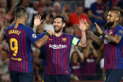 Luis Suárez (i), Lionel Messi y Arturo Vidal, son algunos de los jugadores del Barcelona que publicaron en las redes sociales el comunicado sobre la reducción de sueldos.