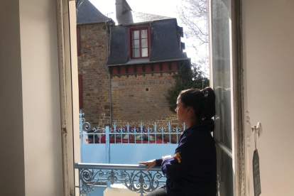 La profesora Emilene Aguayo aguarda fecha de retorno en Francia. Siete estudiantes viajaron con ella.