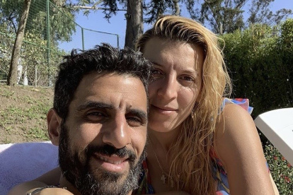 Christian Pellerano tiene un patio en su casa en el que se relaja con su esposa e hijos.