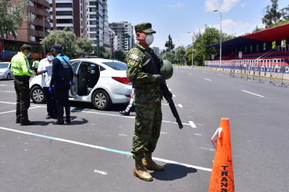 Policía y militares siguen en las scalles ejerciendo los controles de restricción vehicular y toque de queda.
