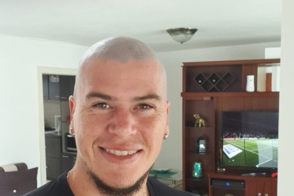 El defensa Carlos Rodríguez se sumó al reto de raparse la cabeza.