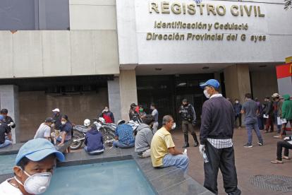 A diario acuden más de cien personas para realizar la inscripción de defunción.