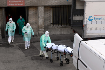 Familiares de los fallecidos se quejan de dificultades para darles sepultura.