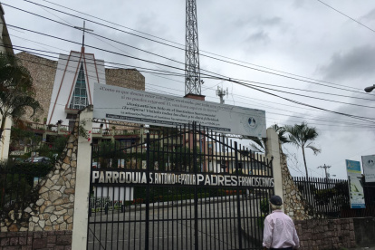 La puertas de la iglesia permanecían cerradas, pues el cuerpo del padre estaba en el interior.