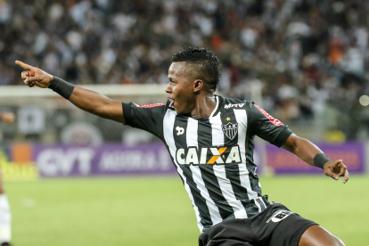 Juan Cazares, volante del Atlético Mineiro, se iría del Galo si no acepta una baja en su salario.