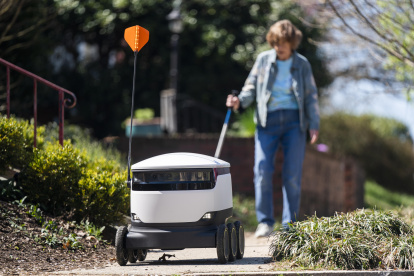 Robots atienden los pedidos a domicilio en un espacio de Washington.