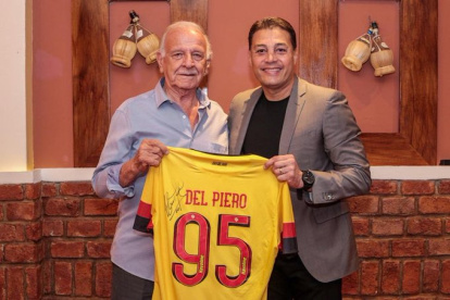 Silvio Devoto Passano (i), en vida, recibió varios homenajes por su servicio al deporte, entre ellos Barcelona, donde fue su presidente en la temporada de 1974.