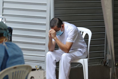 Personas esperan ser atendidos en el exterior del Dispensario del IESS de la Bahía de Guayaquil.