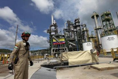 El desplome del precio del petróleo es uno de los factores que complican a la situación económica de Ecuador.