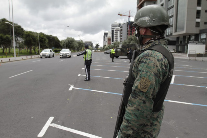 Militares, Policía y agentes de tránsito efectúan controles de cumplimiento del estado de excepción y toque de queda