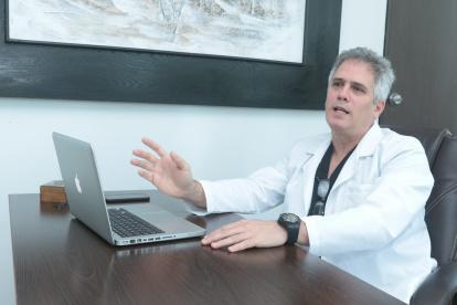 El profesional de la salud es de origen cubano.