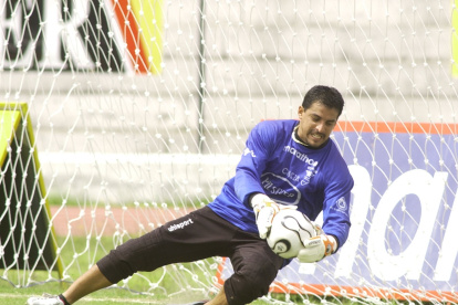 Edwin Villafuerte destacó en el arco de Barcelona y de la selección ecuatoriana.