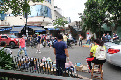 La venta informal en la bahía resurge ante la falta de ingresos de los vendedores.