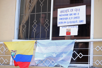 Iniciativa. Los moradores han colocado banderas y pancartas.