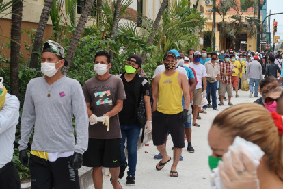 Mercados. Las compras en los mercados y supermercados se hacen obligadamente con uso de   mascarillas. Muchos también optan por ponerse guantes.