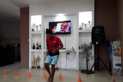 Wilson Pérez, delantero del equipo Copa Fútbol Club, puso conos en la sala de su casa para hacer trabajos de velocidad hasta que se reinicia la Copa Amateur League de la Universidad Católica de Santiago de Guayaquil.