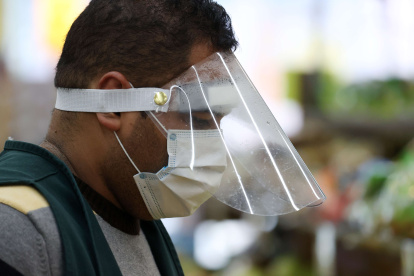 MERRICK, NEW YORK - MARCH 31: A Pat"s Farms grocery store worker wears a mask and plastic visor on March 31, 2020 in Merrick, New York. The World Health Organization declared coronavirus (COVID-19) a global pandemic on March 11.   Al Bello/Getty Images/AFP

== FOR NEWSPAPERS, INTERNET, TELCOS & TELEVISION USE ONLY ==

 US-CORONAVIRUS-PANDEMIC-CAUSES-CLIMATE-OF-ANXIETY-AND-CHANGING-R