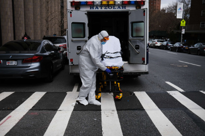 NUEVA YORK. Una ambulancia traslada a un posible contagiado con el coronavirus hasta el hospital Mount Sinai.