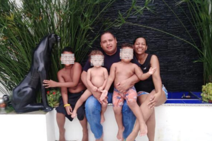 César Chafla junto a su familia. Es uno de los fallecidos que no recibió atención. Tenía 32 años.