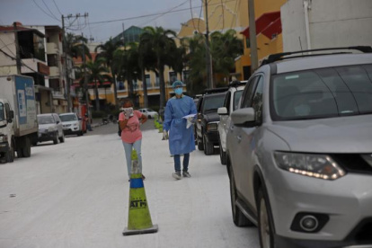 Situación. A lo largo de la semana se registraron largas filas de automotores en los exteriores del laboratorio principal de Interlab en Guayaquil.
