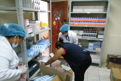 Desde la planta central del Seguro Social Campesino en Quito se arman los kits para enviar a las 24 provincias
