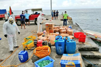 Las autoridades sanitarias desinfectan todos los productos que ingresan a las islas Galápagos.