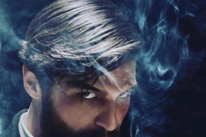 El austriaco Robert Finster (36), protagonista de la serie, puede ser desconocido para muchos, pero en realidad cuenta con una importante trayectoria en cine, teatro, series de televisión y música.