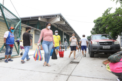 Los clientes del mercado de Sauces 9 no hallan muchos productos.