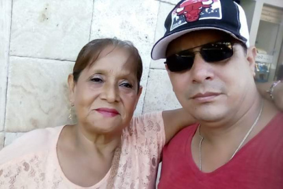 Víctor Hugo Rosado junto a su madre, Juana Cruz.