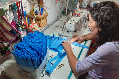 Las mascarillas y otros productos se fabrican en casa.